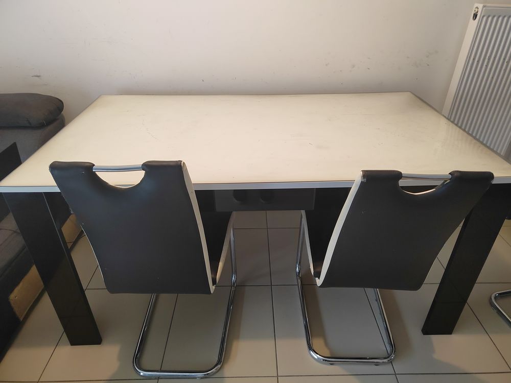Table noir et blanc laqu� 70 Armenti�res (59)