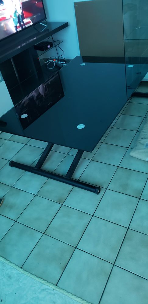 Table noire en verre.
A venir chercher. 150 Sailly-Labourse (62)