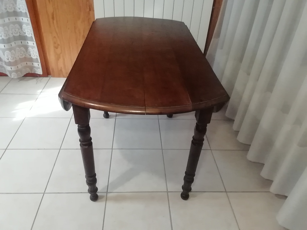 Table en noyer bois marron avec pieds tourn�s 65 Aubi�re (63)