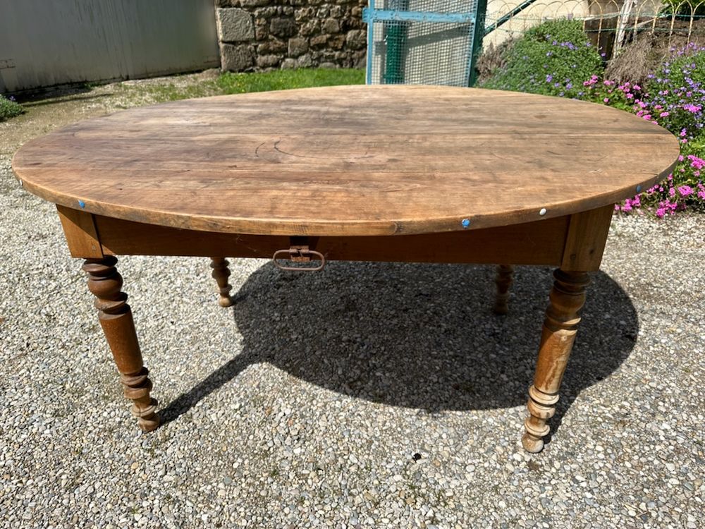 Table en noyer ronde 200 Ardoix (07)