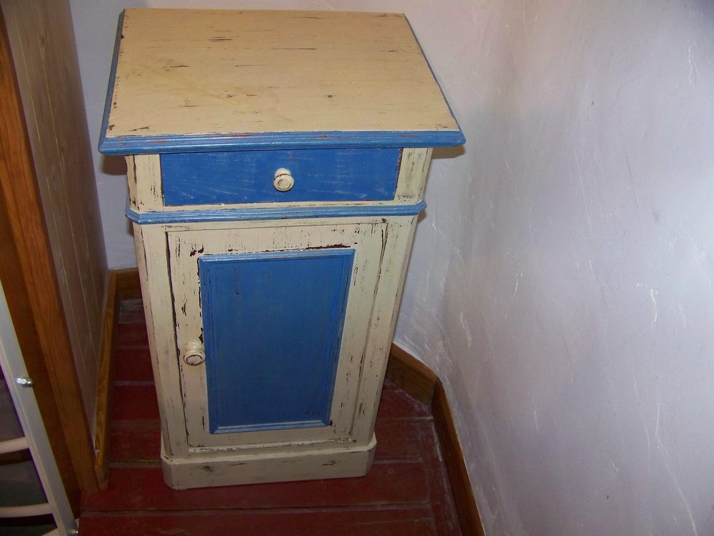 TABLE DE NUIT ANCIENNE 35 Gagni�res (30)