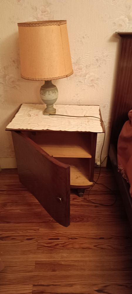 Table de nuit avec �tag�res et lampe de chevet 30 Montussan (33)