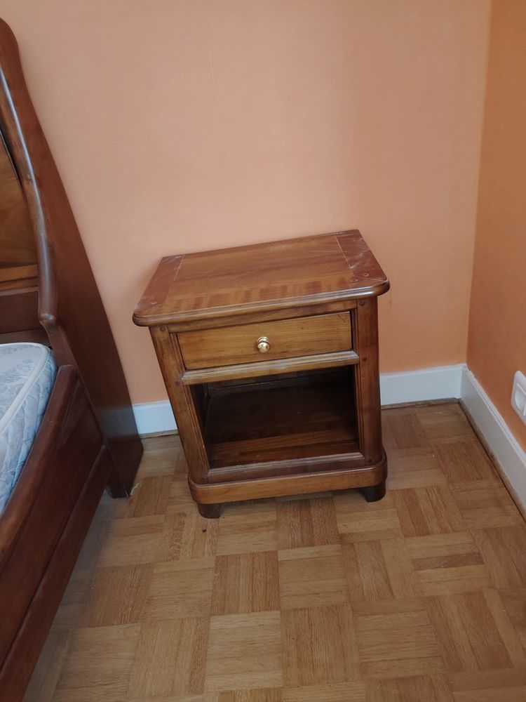 Table de nuit en bois massif en bon �tat 45 Divonne-les-Bains (01)