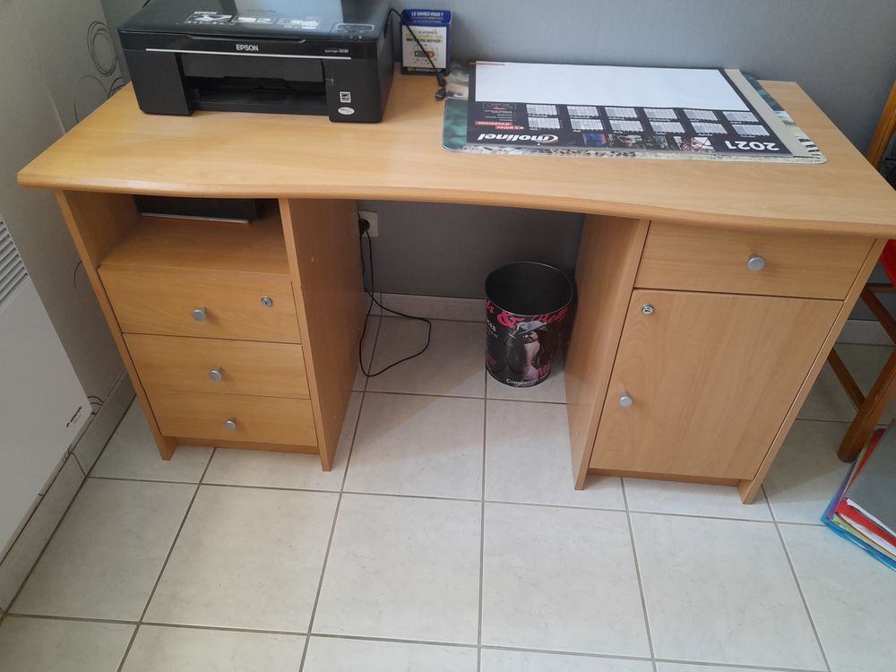 lit , table de nuit et bureau 200 Le Perr�on (69)