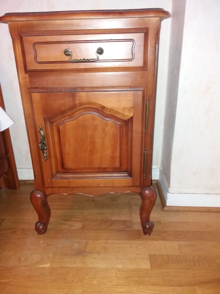 Table de nuit massif 29 Auray (56)