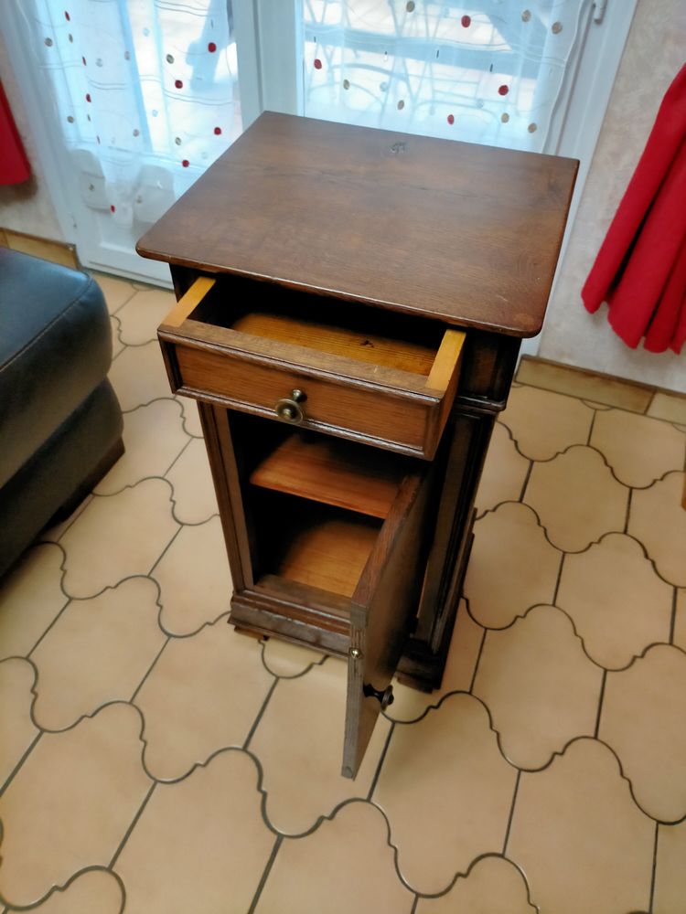 Table de nuit. 40 Saint-Sauveur-en-Puisaye (89)