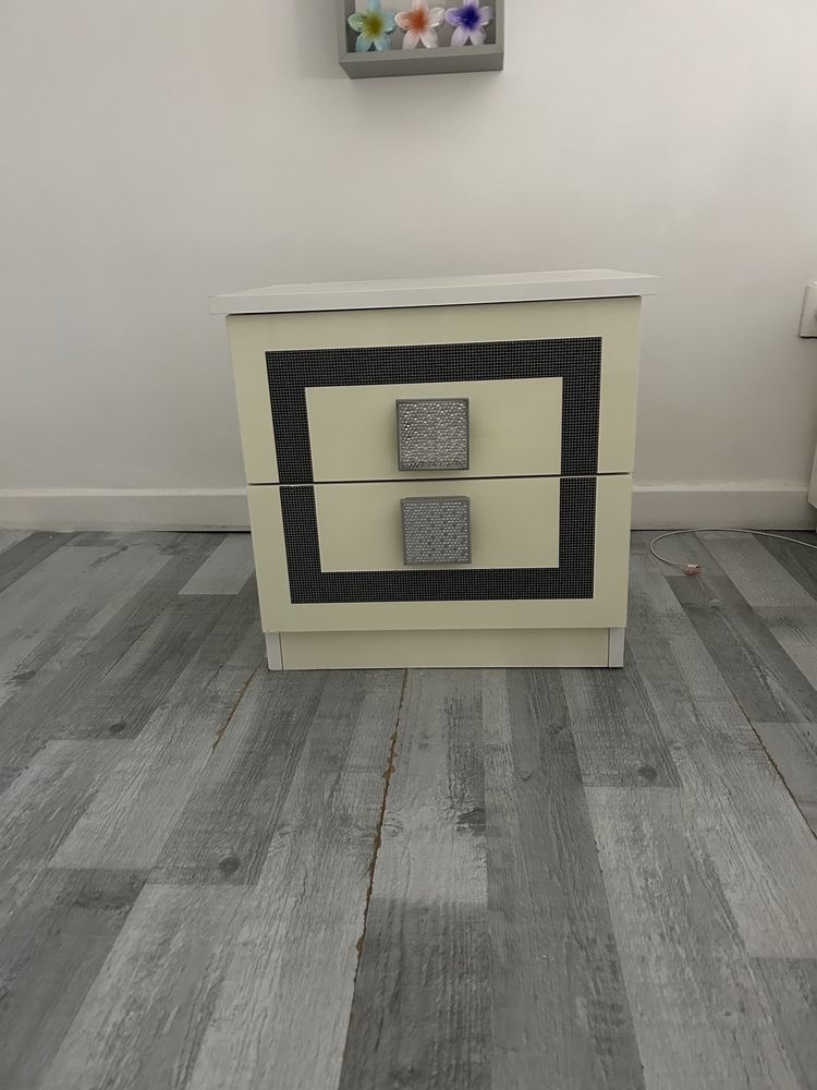 table de nuit 50 Marguerittes (30)