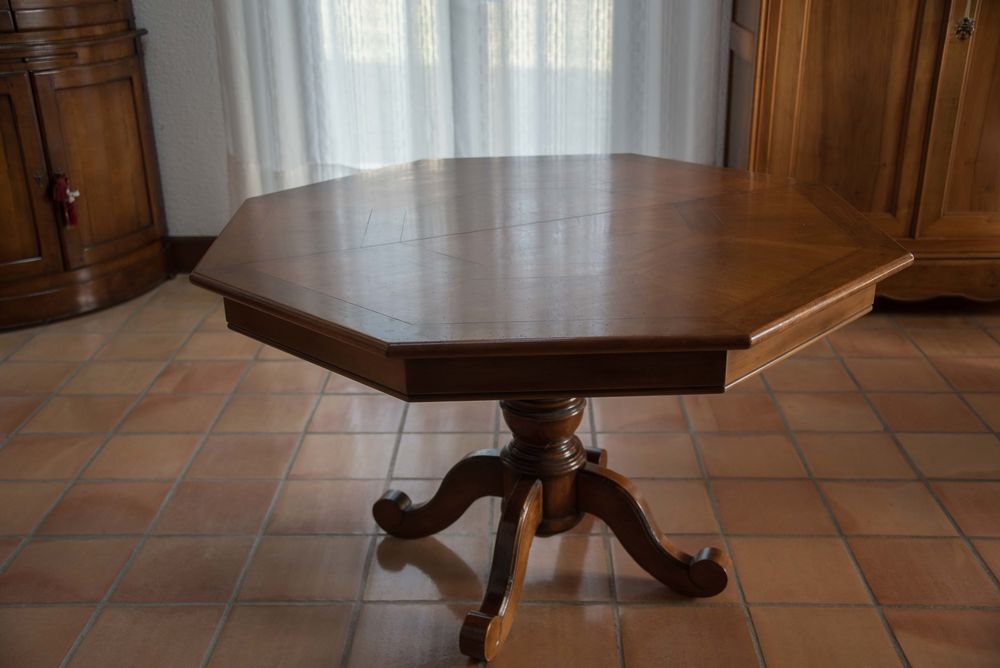 Table octogonale Louis-Philippe merisier massif. 490 Biviers (38)