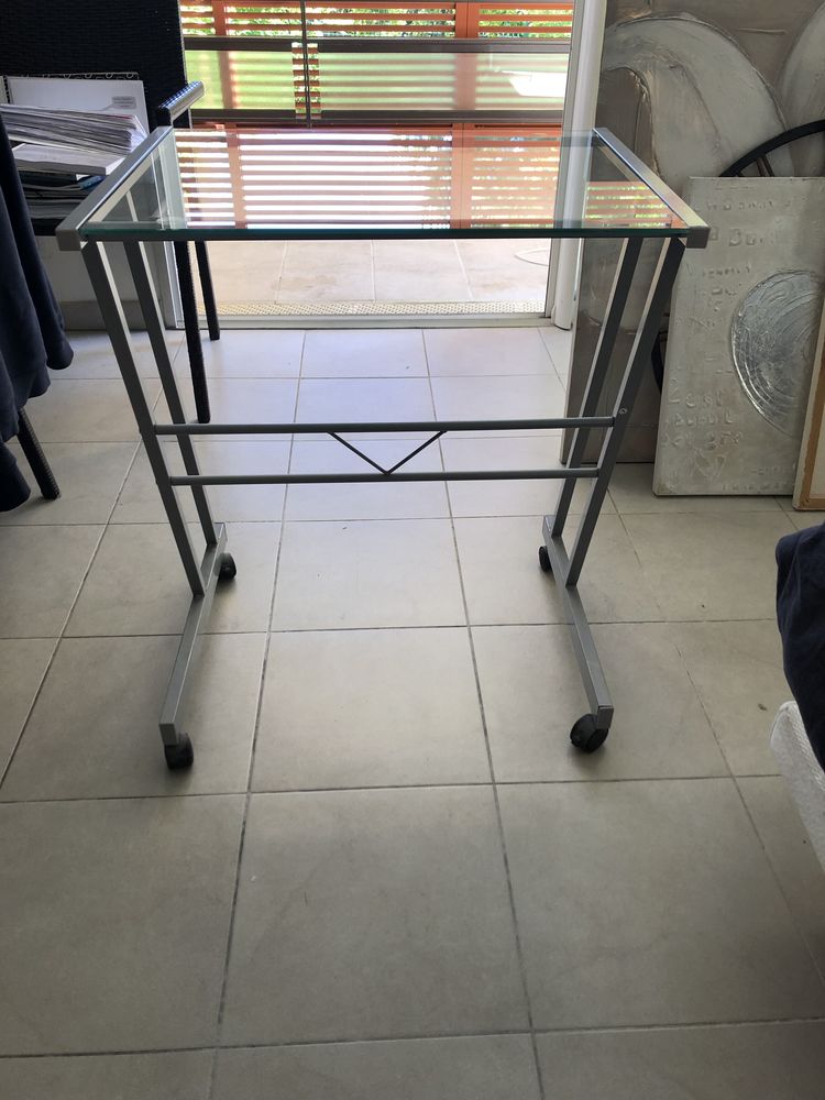 Table d'ordinateur 
25 Nice (06)