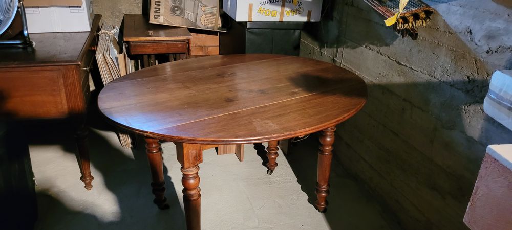 Table ovale avec rabats. 80 Le Coteau (42)
