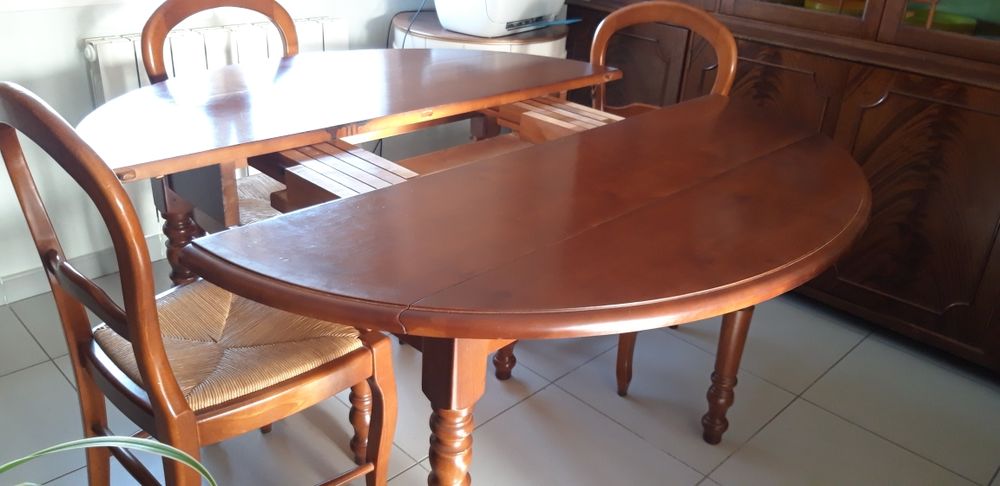table ovale bois massif, couleurs acajou extensible jusqu � 10 couverts. dimensions ferm�es 110�130 , ainsi que 4 rallonges pour dimensions totale ouverte 230 cm. Et quatre chaises assises pailles. Cause de demena-gement 130 Rognac (13)