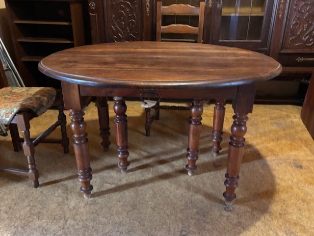 Table ovale en noyer � 6 pieds (19 me) 180 Bourg-de-P�age (26)