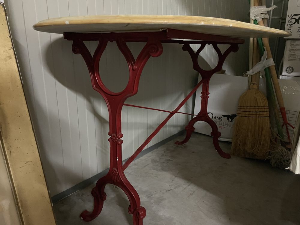 Table ovale plateau en marbre et pi�tement en fer forg� 50 Tonnay-Charente (17)