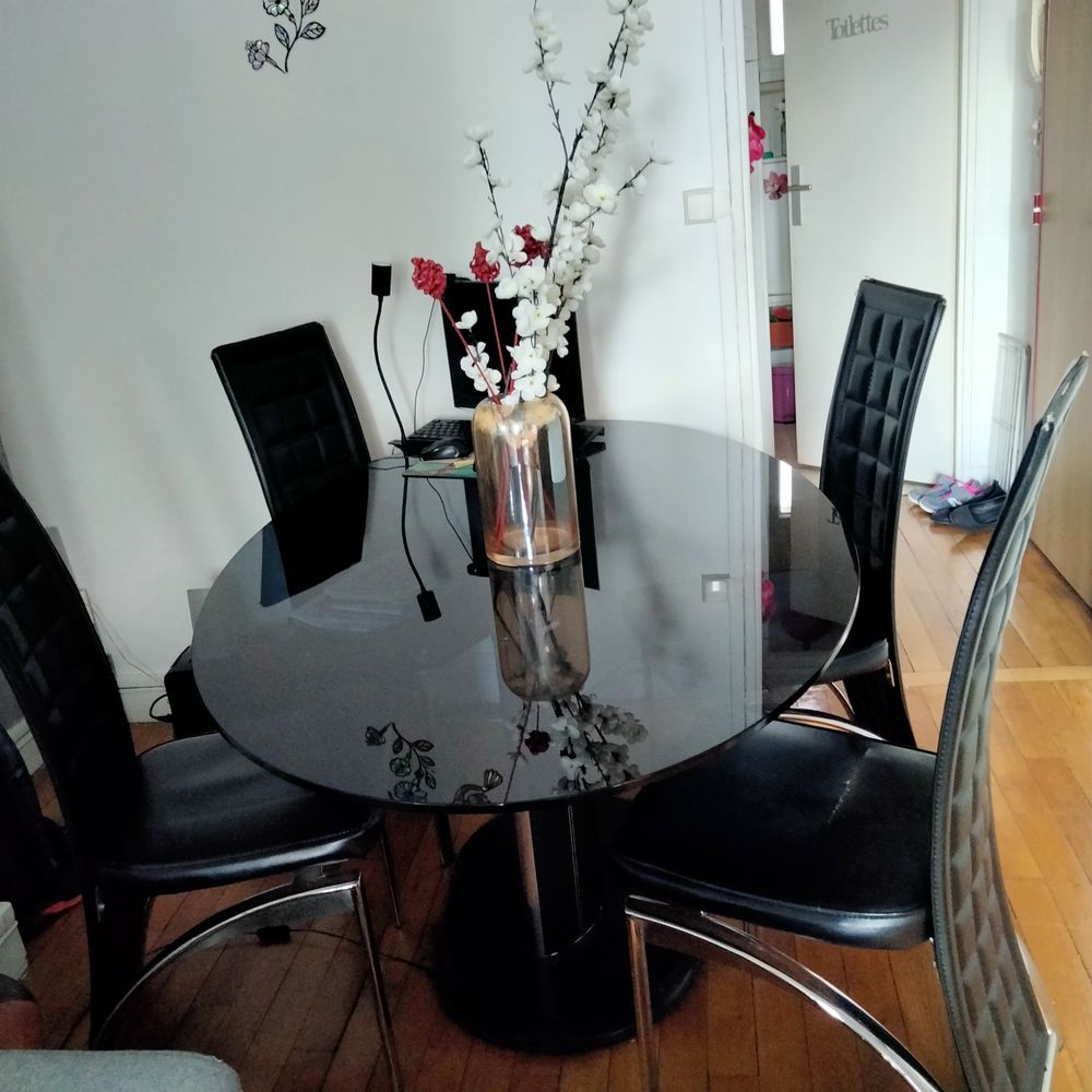 Table ovale en verre fum� +4 cha�ne noire 200 Choisy-le-Roi (94)