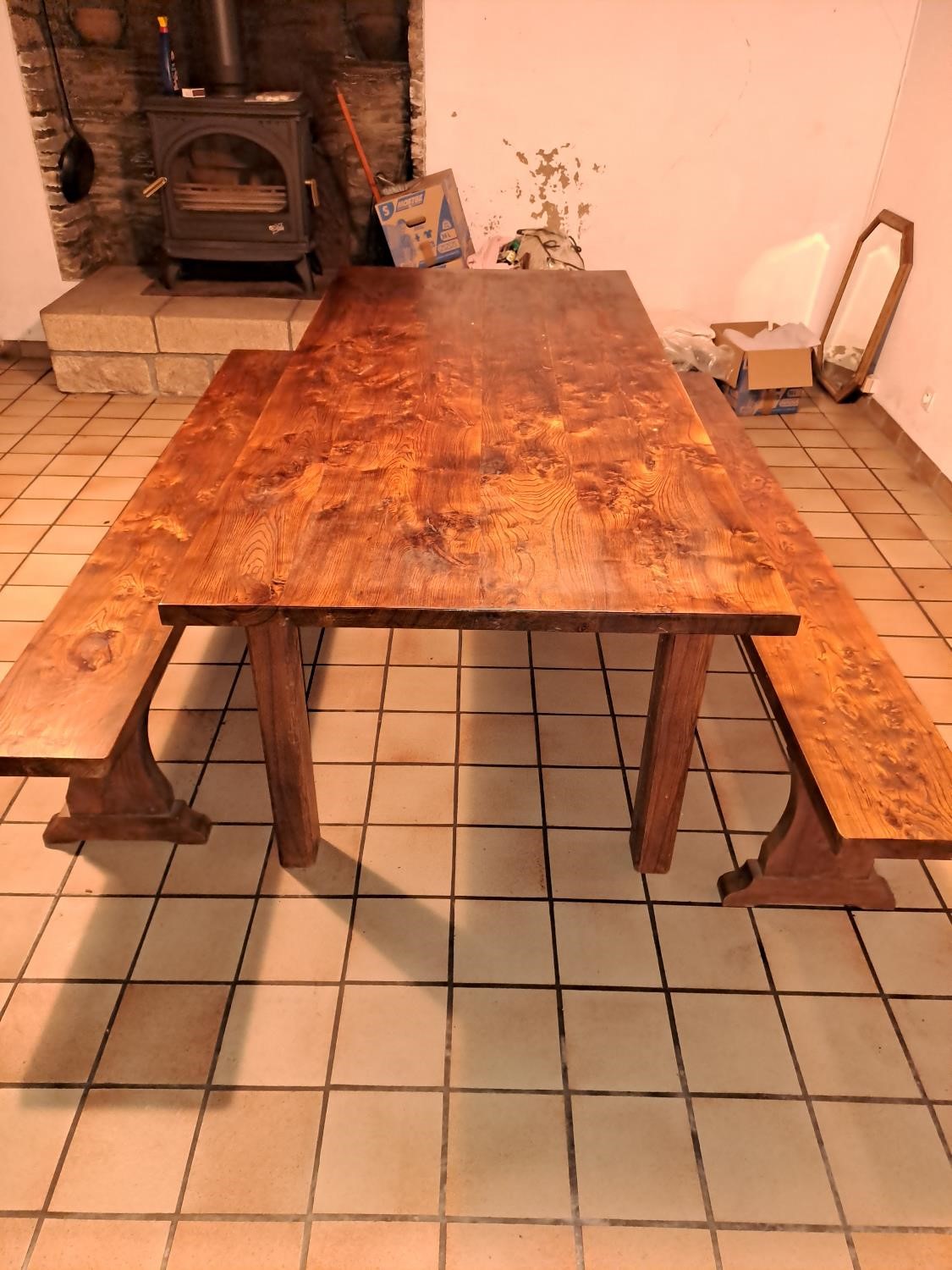 Table 10 personnes et bancs en bois d'orme massif 380 Plo�rmel (56)