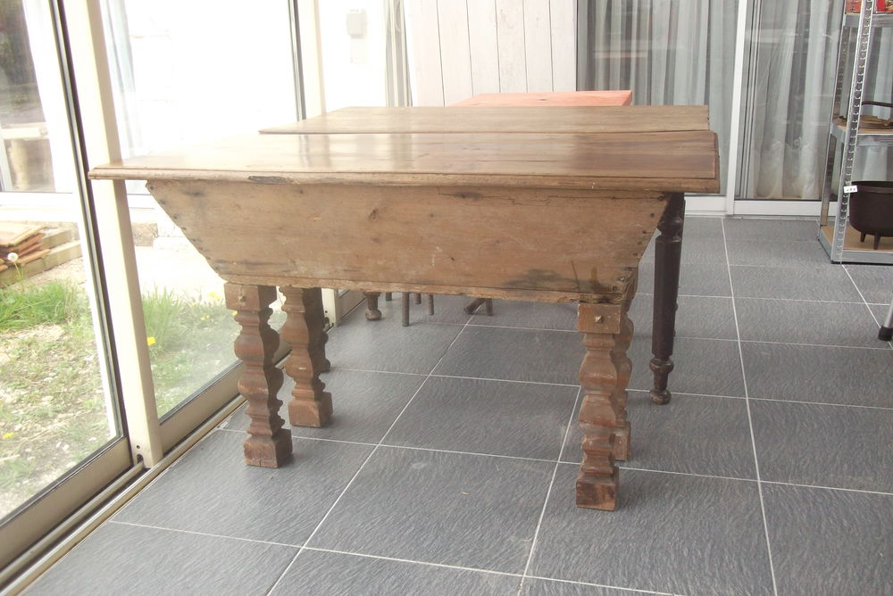 TABLE PETRIN en MASSIF 126 x 63 cm H. 76 cm 110 Ramous (64)