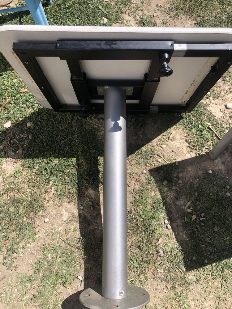 Table sur pied centrale avec plateau coulissant . 99 Nice (06)