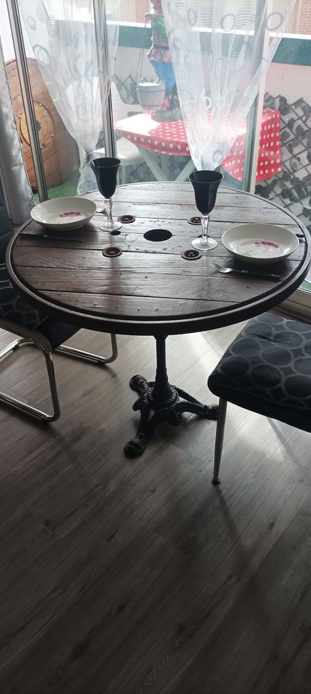 Table pied en fonte style bistrot, plateau de touret cercl� 75 Dunkerque (59)