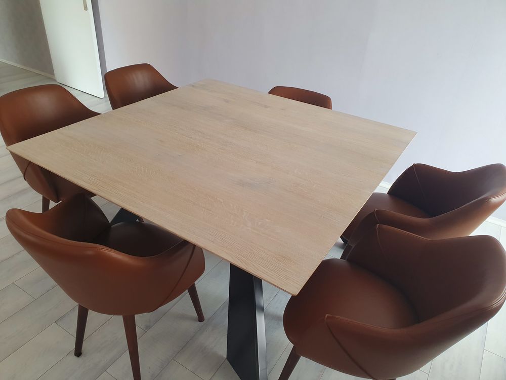 Table 4 pieds carr� 140 x 140 + 8 fauteuils cuir Made 2200 Champs-sur-Marne (77)