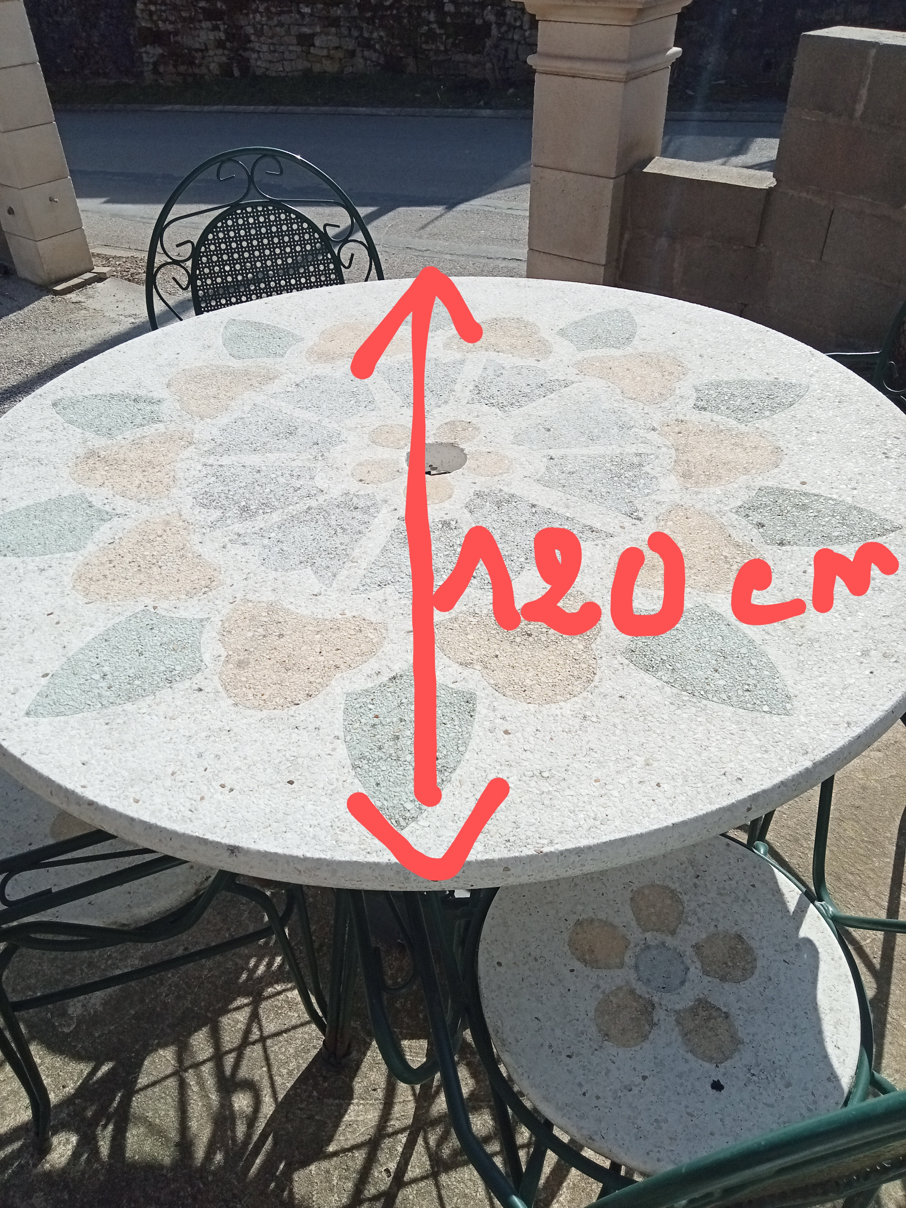 Table pierre et quatres chaises 250 Vittel (88)