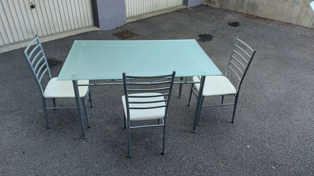 Table plateau verre avec 3 chaises en tr�s bon �tat 50 Meythet (74)