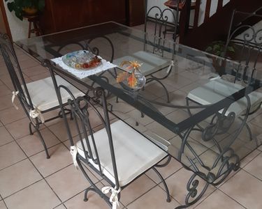 table plateau en verre et fer forgé et ses 4 chaises 700 Melun (77)