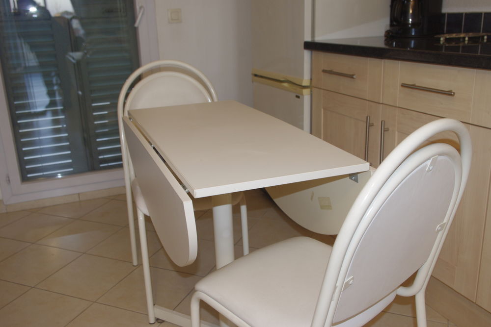 table pliante blanc m�lamin� �tat neuf et ses deux chaises 50 Fr�jus (83)