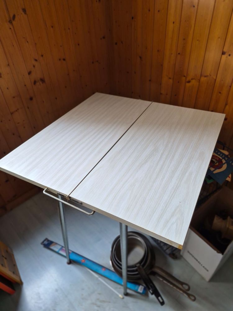TABLE PLIANTE EN FORMICA 0 Allonnes (72)