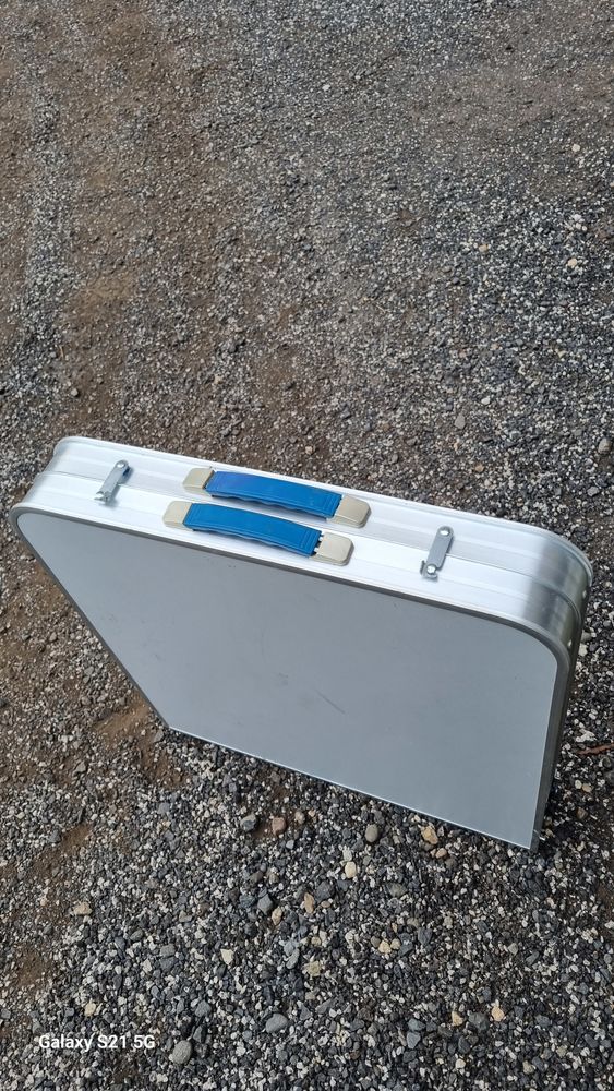 TABLE PLIIANTE AVEC SIEGES JAMAI SERVI 0 Bournoncle-Saint-Pierre (43)