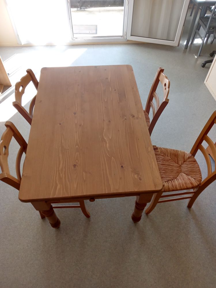  table plus 4 chaises salle de sejpur  tr�s bon �tat 110 Nantes (44)