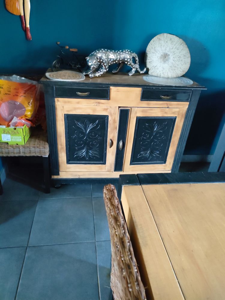 table plus chaises et bahut 250 Llupia (66)