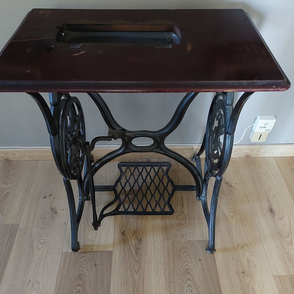 TABLE POUR MACHINE A COUDRE ANCIENNE SINGER 40 Menton (06)