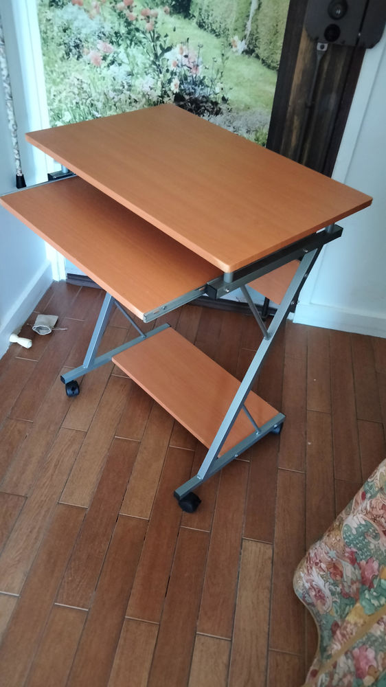 TABLE POUR ORDINATEUR 50 Paris 19 (75)