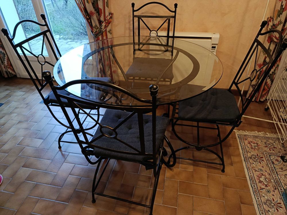 table et ses quatre chaises en fer forg� pour cuisine salon ou salle �  manger. Diam�tre 1m10. A venir chercher sur place, j'accepte que du liquide. 160 Saint-M�dard-en-Jalles (33)