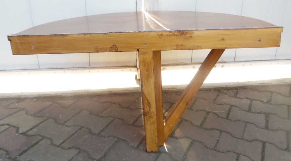 1/2 table rabattable, � fixer au mur, 1 M, en tr�s bon �tat
50 Castries (34)