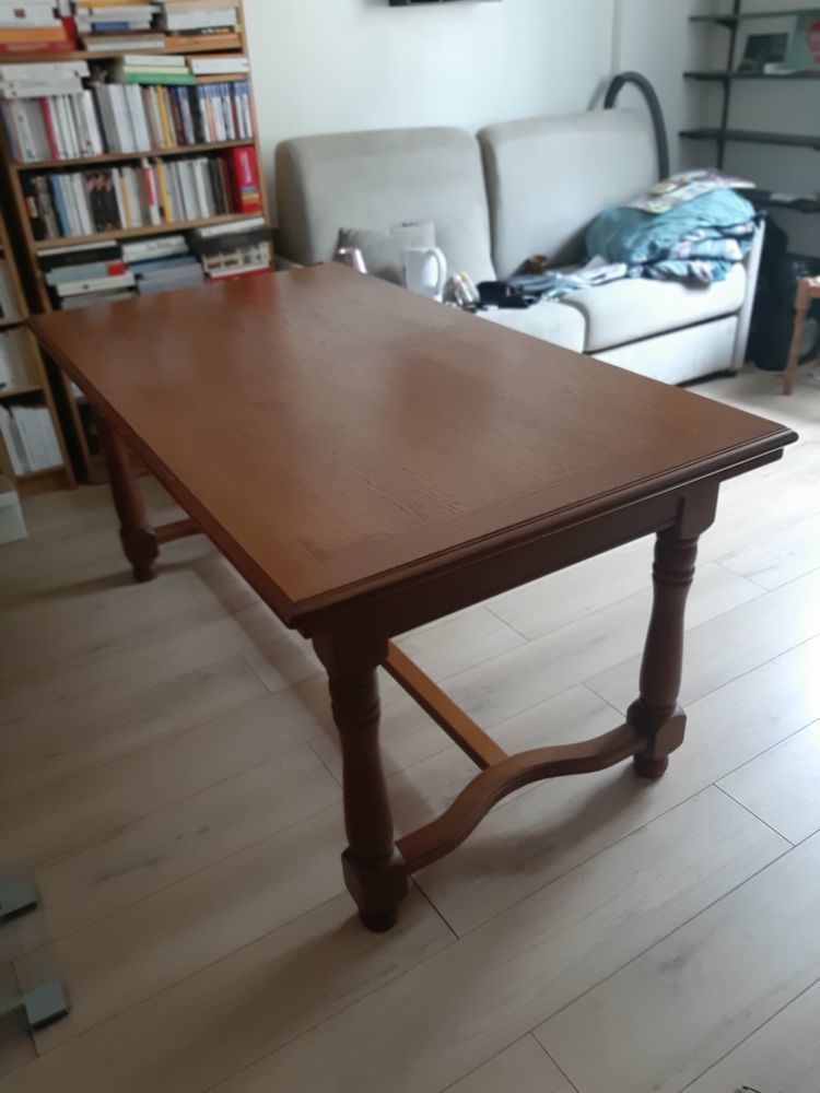 Table à rallonges en bois massif et ses 4 chaises.