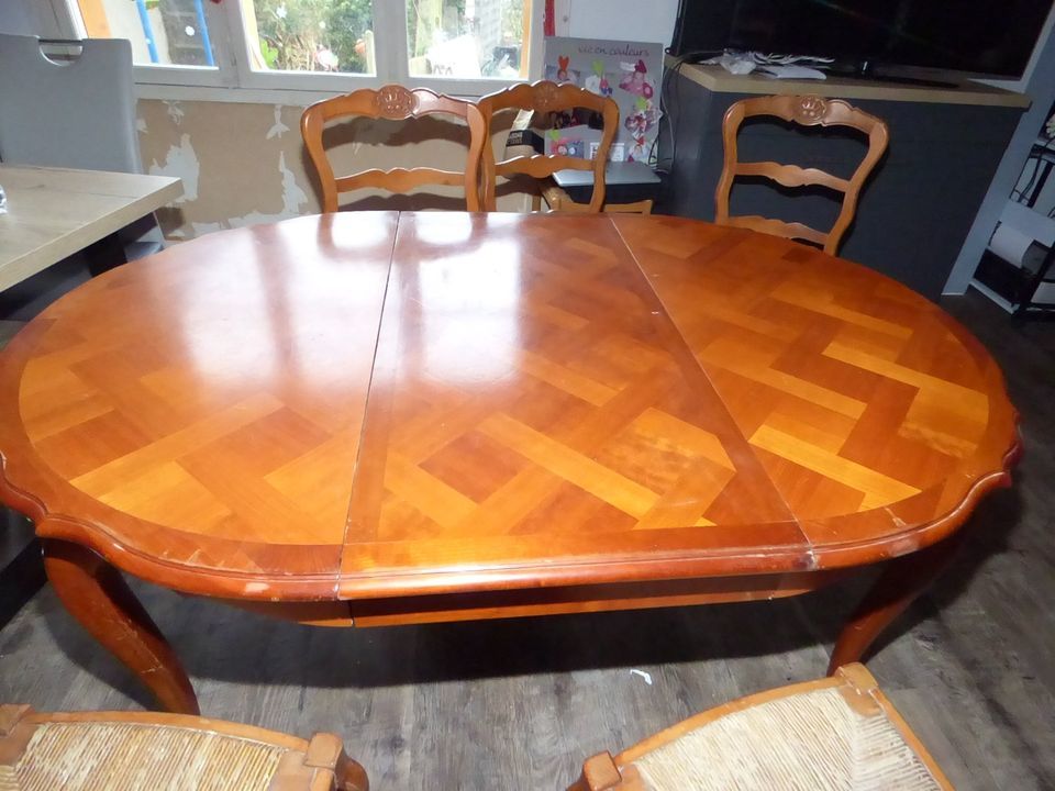 Table + 2 rallonges + 6 chaises (� nettoyer/revernir) 0 �queurdreville-Hainneville (50)