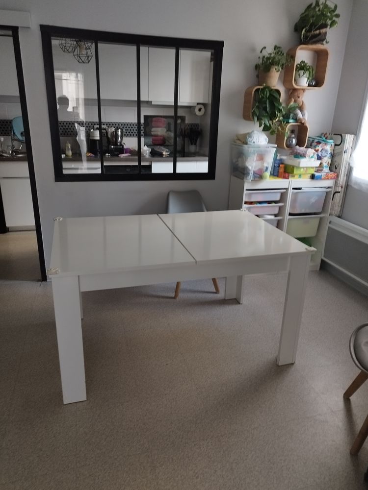 table rectangulaire blanche 1.40 x 0.90 avec 5 chaises
100 Marseille 7 (13)