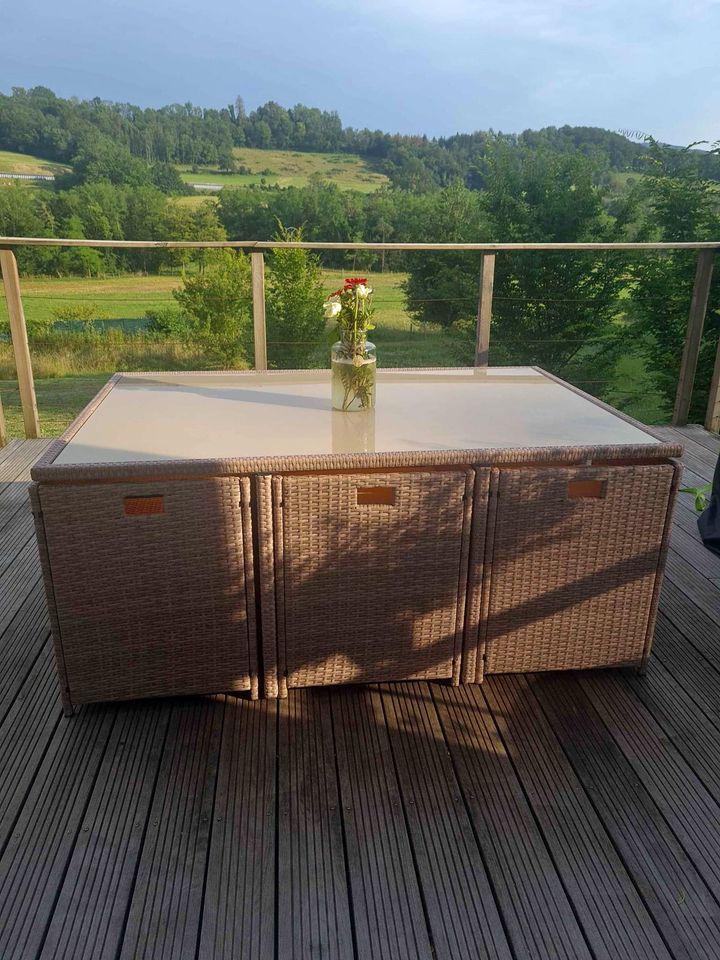 Table de repas beige en osier 6-8 personnes.
� venir r�cup�r 450 Contamine-Sarzin (74)