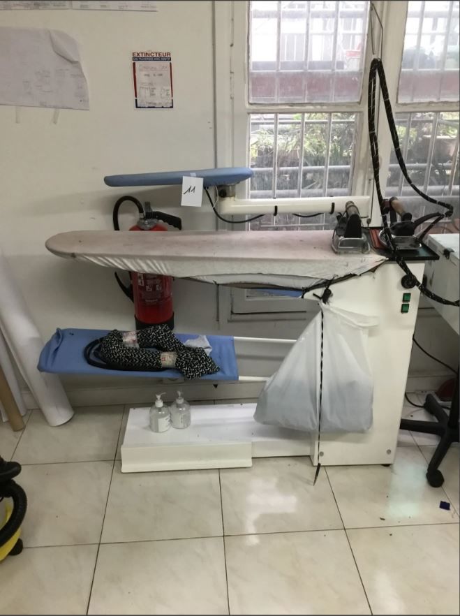 Table � repasser avec jeannette et  fers � repasser 1200 Choisy-le-Roi (94)