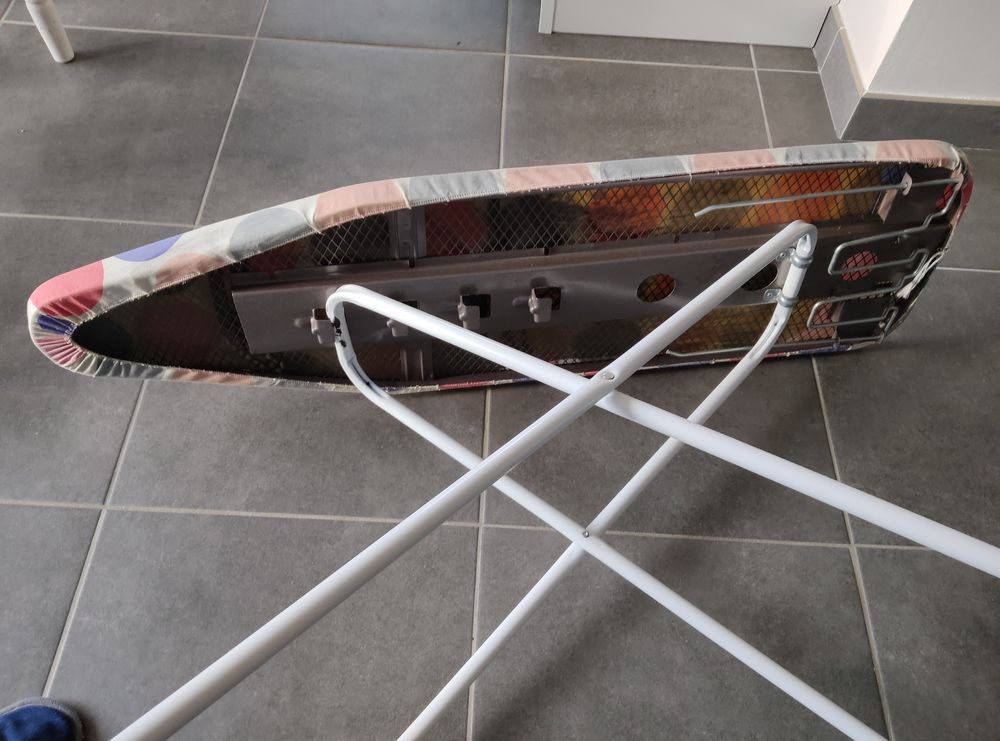 Table a repasser r�glable en hauteur 20 Colombier-Fontaine (25)