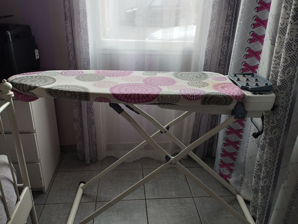 TABLE A REPASSER SOUFFLANTE ASPIRANTE BON ETAT 40 Chavanoz (38)