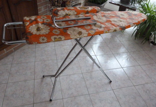 Table � repasser vintage l�g�re TBE, maniable et peu encombr 40 Douchy-les-Mines (59)