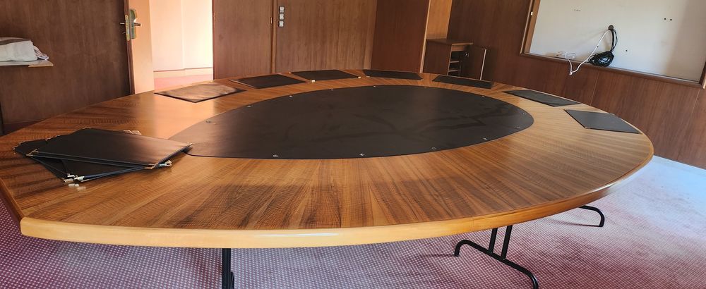 Table de r�union/conf�rence 900 Callas (83)