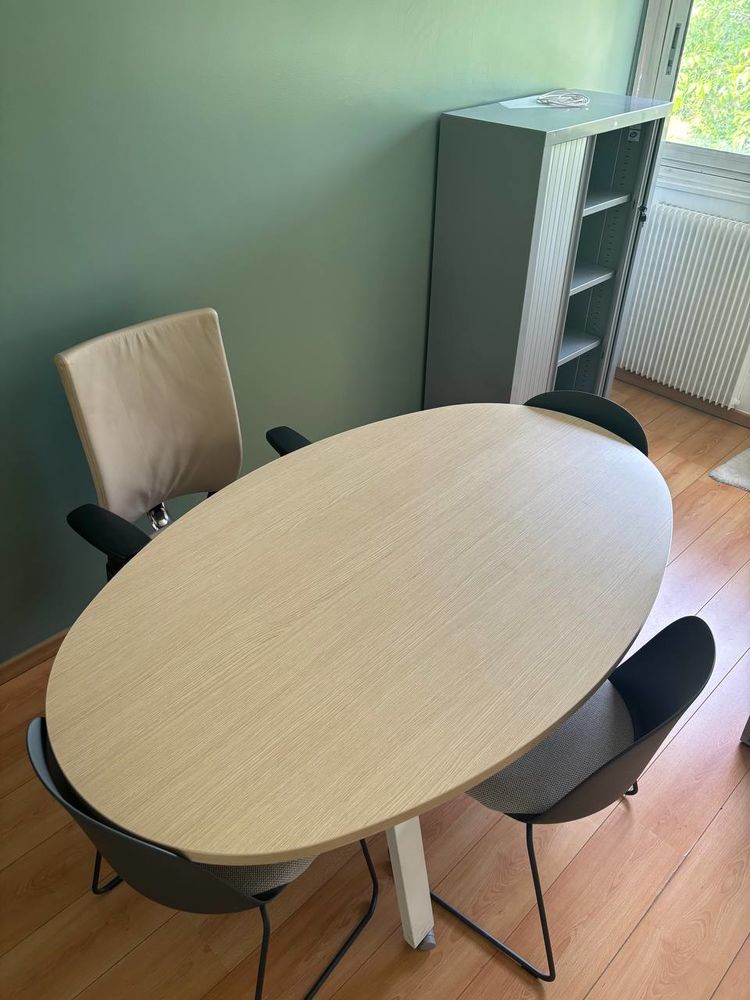 Table de r�union ovale sur roulettes ? Tr�s bon �tat ? 170 170 Cergy (95)