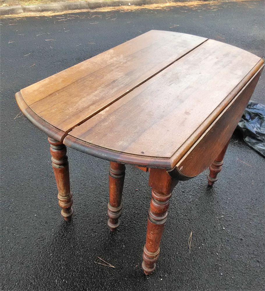 Table ronde acajou 2 rabattant en bon �tat.
Diam�tre 105 35 Saint-Georges-de-Didonne (17)