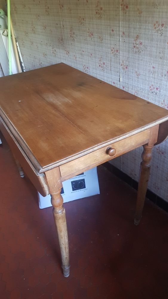 Table Ronde ancienne avec tiroir 35 Brunoy (91)