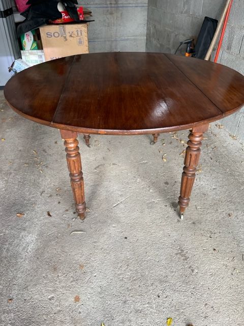 Table ronde ancienne, ch�ne, diam�tre1m30 0 Limoges (87)