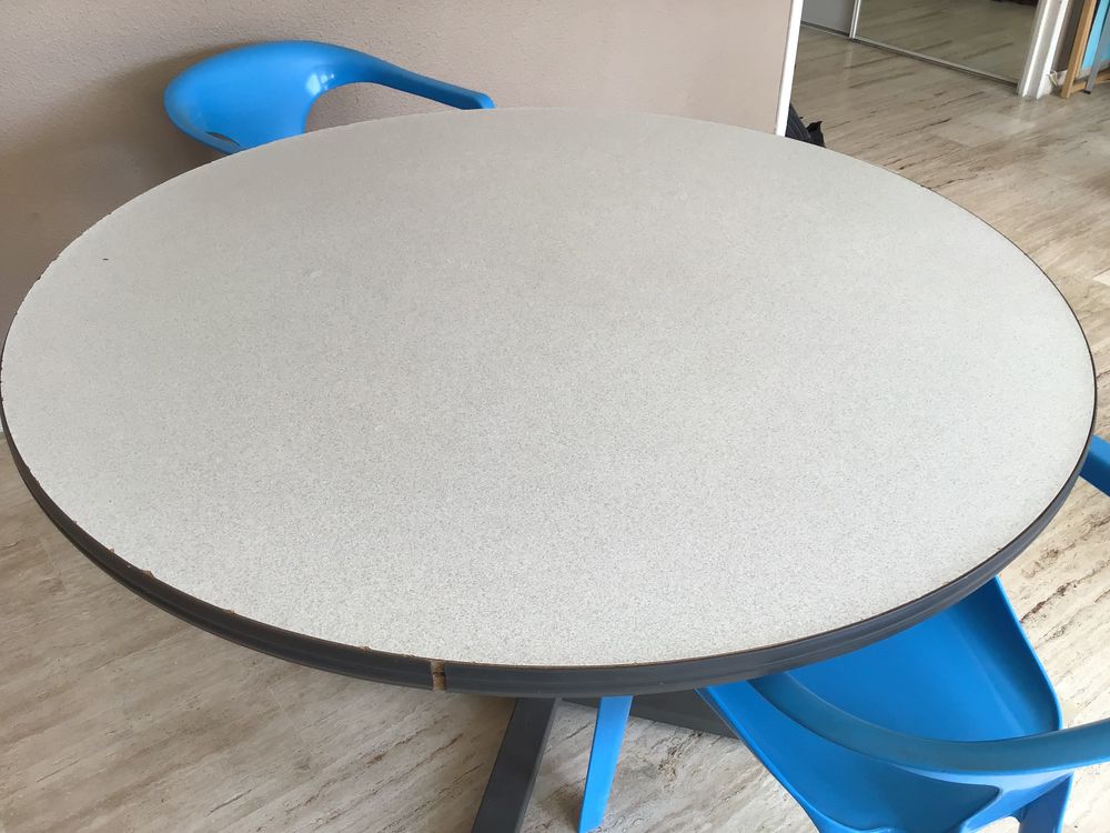 Table ronde avec pieds r�glables . 10 Grasse (06)