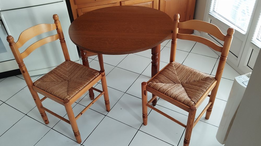 TABLE RONDE AVEC DEUX CHAISES 50 La Rochelle (17)